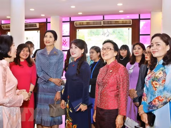 Cónyuges de líderes de GMS visitan museo de mujeres vietnamitas ảnh 1