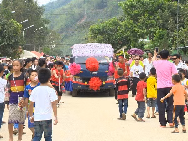 Celebran en Vietnam encuentro amistoso con motivo de fiesta tradicional laosiana Bunpimay ảnh 1 Celebran en Vietnam encuentro amistoso con motivo de fiesta tradicional laosiana Bunpimay ảnh 1