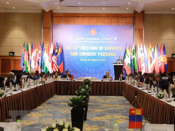 Expertos y personalidades de ARF intercambian en Hanoi sobre seguridad regional ảnh 1