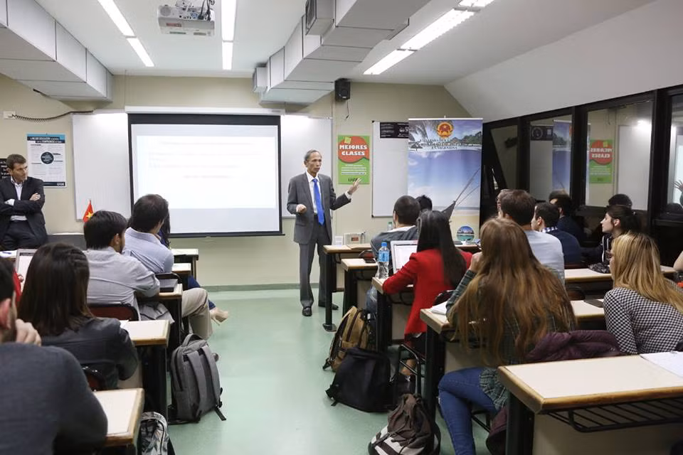 Efectúan charla sobre Vietnam en Universidad Argentina de la Empresa ảnh 4
