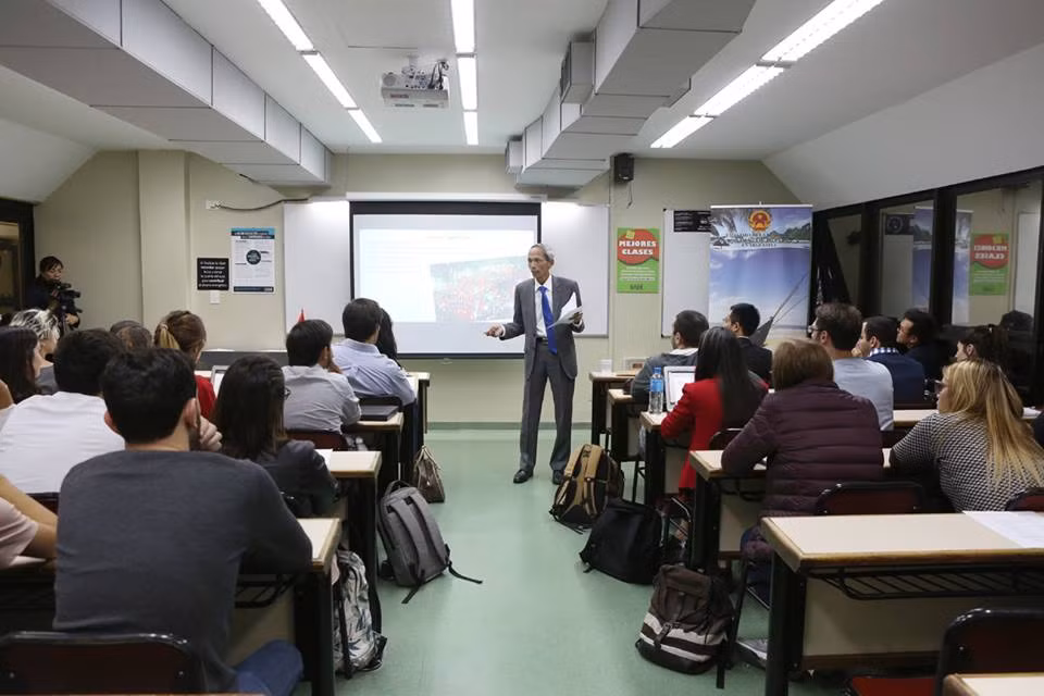 Efectúan charla sobre Vietnam en Universidad Argentina de la Empresa ảnh 2