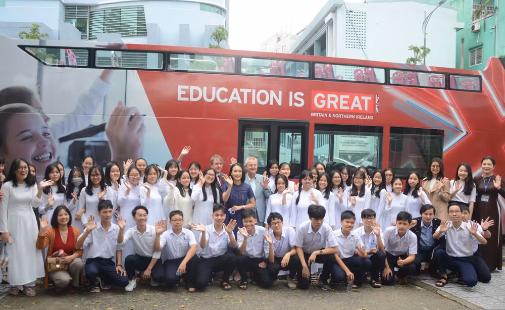Miles de estudiantes vietnamitas participan en proyecto británico de educación ảnh 1