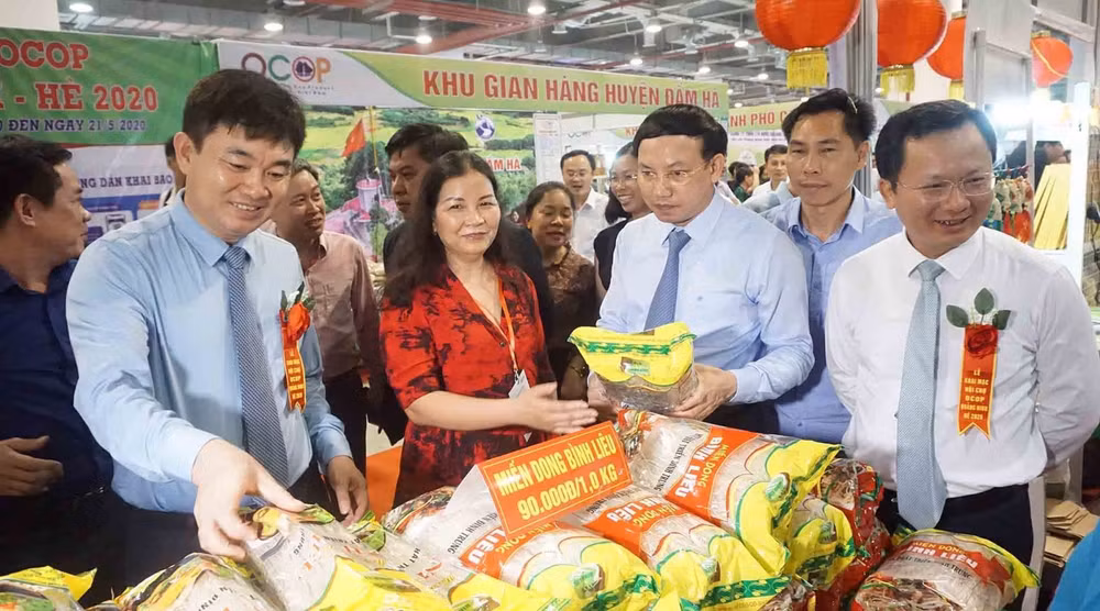 Celebran en Quang Ninh evento para estimular consumo de bienes agrícolas ảnh 1 Celebran en Quang Ninh evento para estimular consumo de bienes agrícolas ảnh 1
