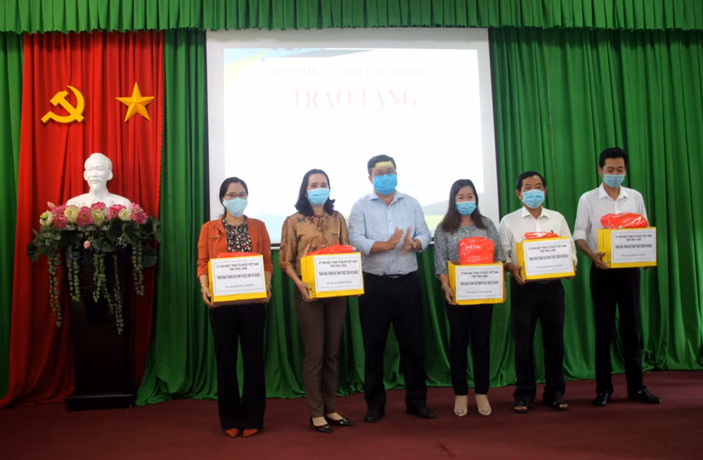 Provincia vietnamita entrega mascarillas a alumnos pobres ảnh 1