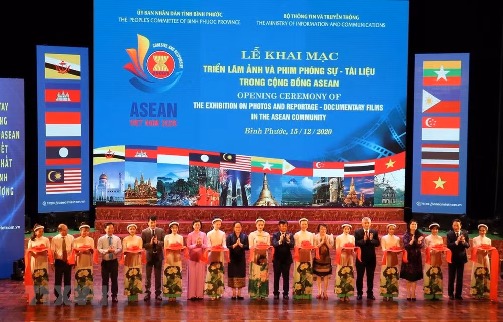 Inauguran exposición de fotos y documentales sobre la ASEAN en provincia vietnamita ảnh 1