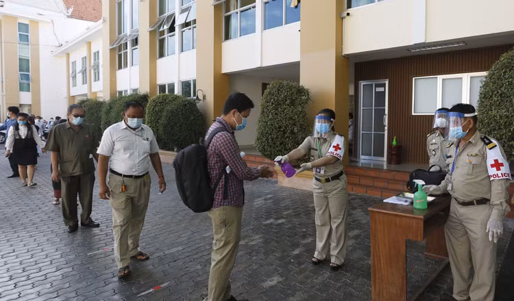Camboya endurece las medidas de prevención ante infección local del COVID-19 ảnh 1