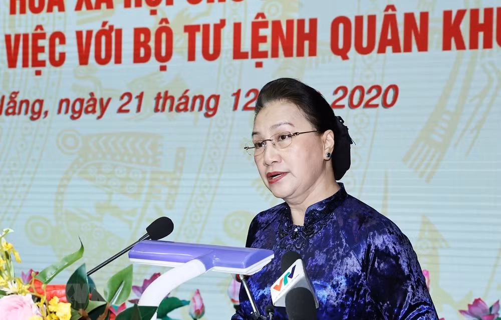 Presidenta del Parlamento de Vietnam visita Comando de quinta zona militar ảnh 1 Presidenta del Parlamento de Vietnam visita Comando de quinta zona militar ảnh 1