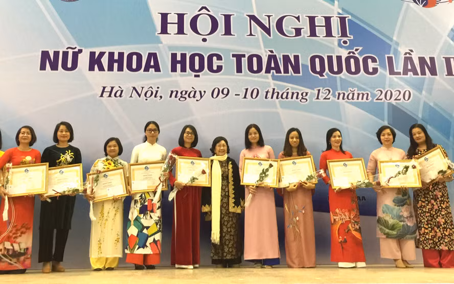 Vietnam honra aportes de mujeres intelectuales a avance socioeconómico ảnh 1