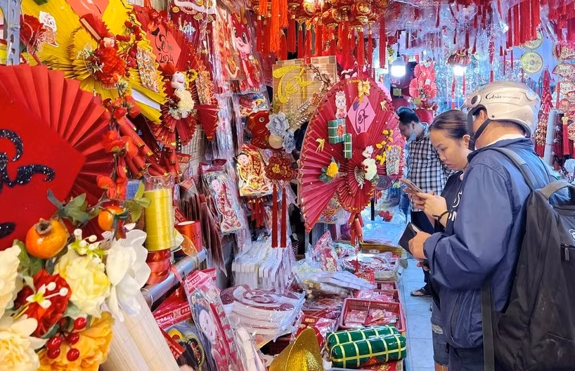 Bullicioso mercado de adornos del Tet en Ciudad Ho Chi Minh ảnh 2
