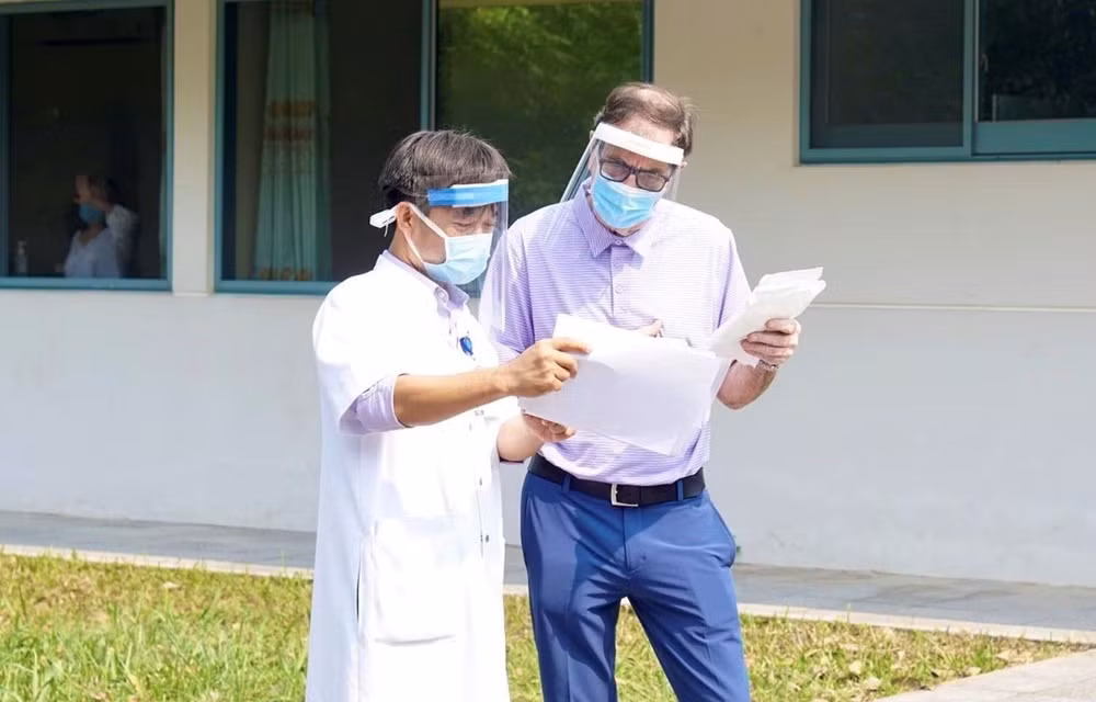 Dan de alta a paciente británico de COVID-19 en provincia central de Vietnam ảnh 1
