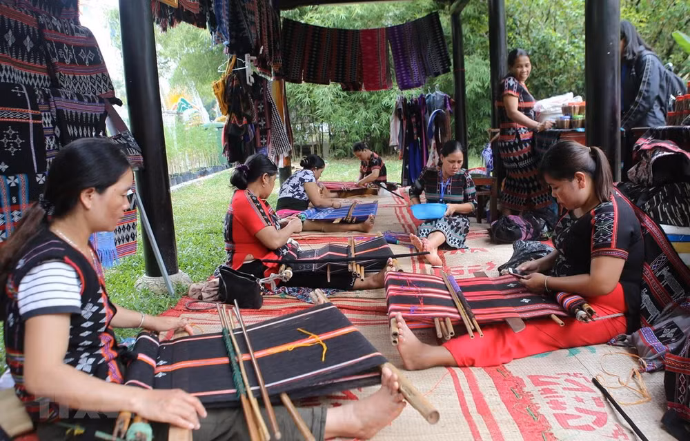 Brocado de la minoría Ta Oi mantiene viva su tradición en Vietnam ảnh 1