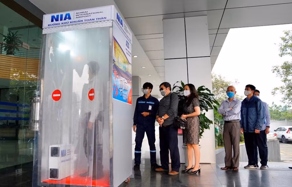 Instalan en aeropuerto de Hanoi cámara de desinfección corporal ảnh 1