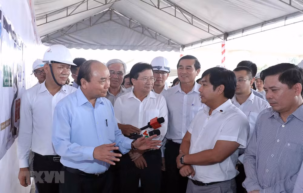 Inspecciona premier de Vietnam construcción de obra de transporte clave en región meridional ảnh 1