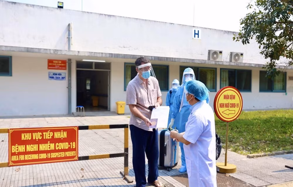 Dan de alta a otro paciente con COVID-19 en Vietnam ảnh 1