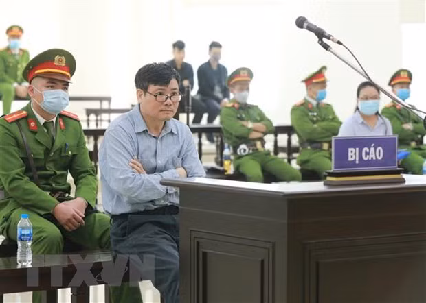 Condenan a 10 años de cárcel a funcionario de periódico vietnamita por abuso de poder ảnh 1