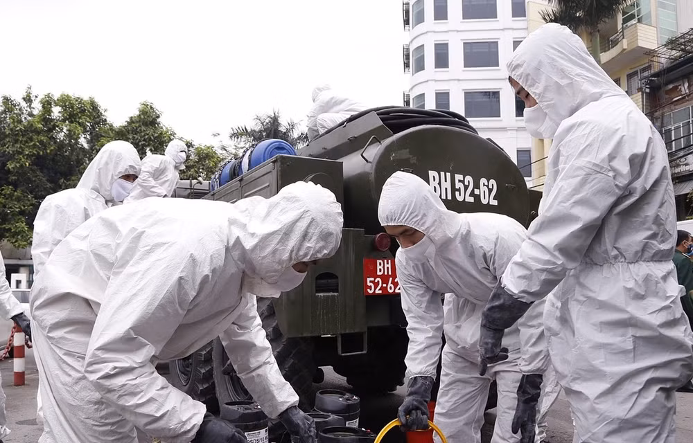 Se esterilizan calles de Hanoi para contener la propagación de COVID-19 ảnh 1 Se esterilizan calles de Hanoi para contener la propagación de COVID-19 ảnh 1