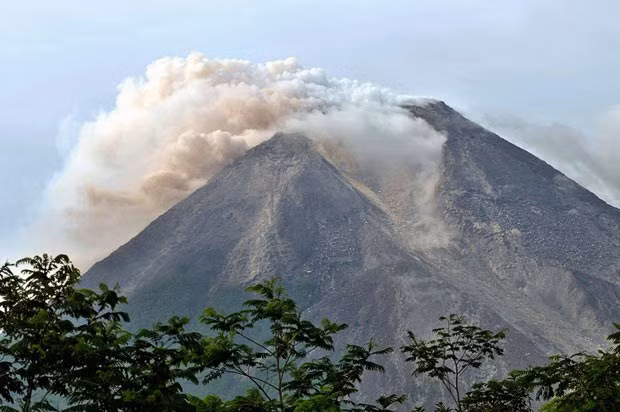 Erupción volcánica obliga a cierre de aeropuerto en Indonesia ảnh 1 Erupción volcánica obliga a cierre de aeropuerto en Indonesia ảnh 1