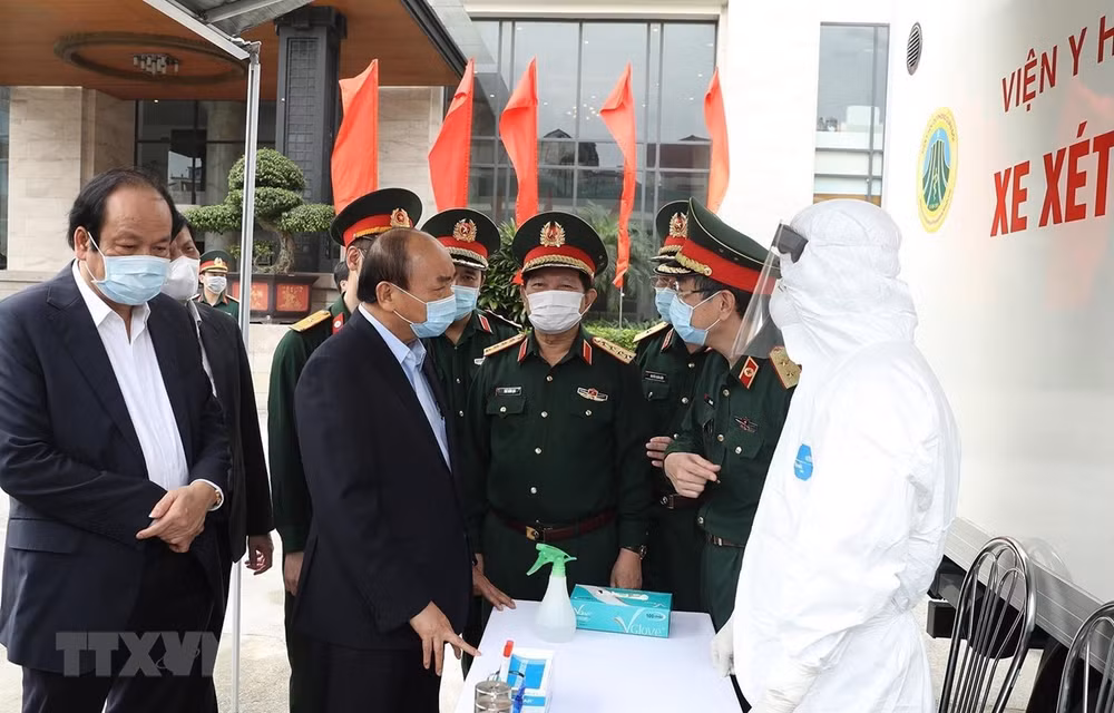 Premier vietnamita destaca esfuerzos del ejército en lucha contra COVID-19 ảnh 1 Premier vietnamita destaca esfuerzos del ejército en lucha contra COVID-19 ảnh 1