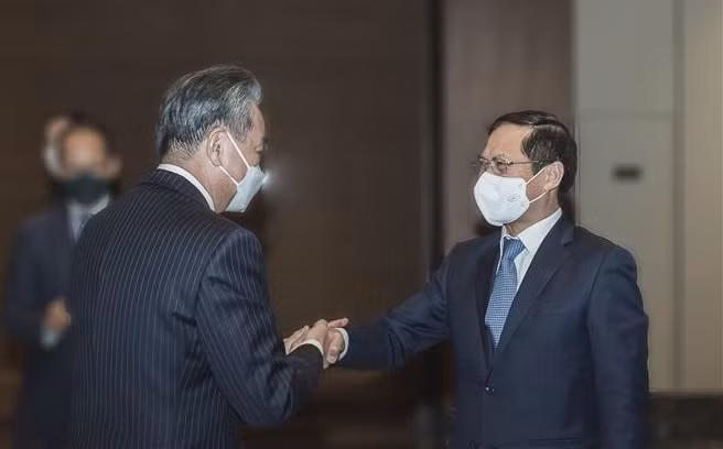 Cancilleres de Vietnam y China debaten medidas para profundizar nexos bilaterales ảnh 1
