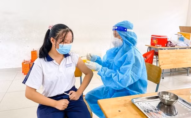Varias localidades vietnamitas alcanzan cobertura de vacunación contra el COVID-19 en adolescentes ảnh 1 Varias localidades vietnamitas alcanzan cobertura de vacunación contra el COVID-19 en adolescentes ảnh 1