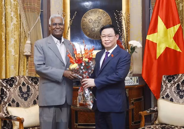 Presidente de la Asamblea Nacional de Vietnam recibe a dirigentes de partidos políticos indios ảnh 1