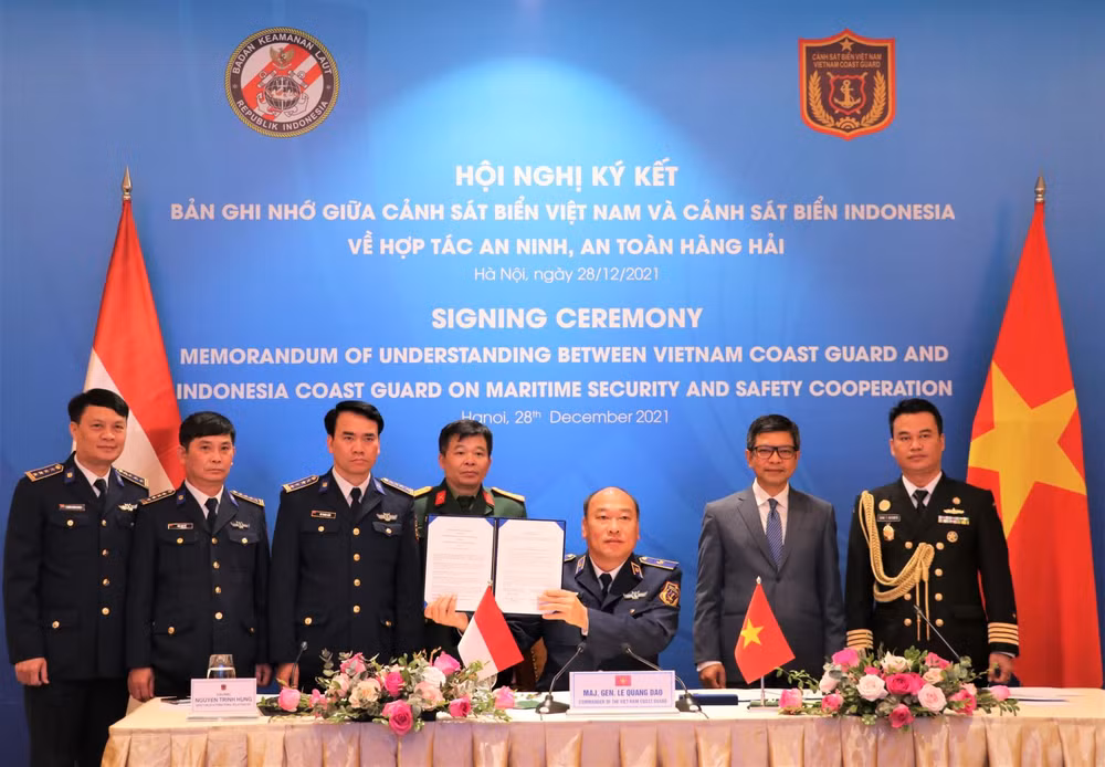 Guardias Costeras de Vietnam e Indonesia cooperan en seguridad marítima ảnh 1