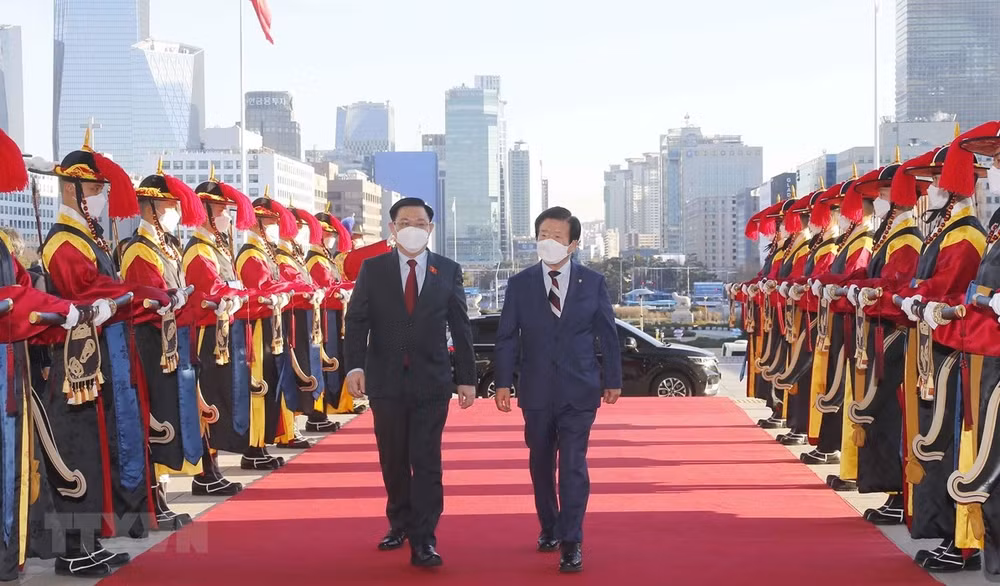 Destacan significado de la visita del presidente del Parlamento vietnamita a Corea del Sur y la India ảnh 1