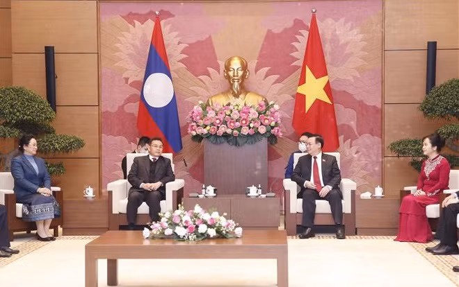 Presidente de Asamblea Nacional de Vietnam dialoga con su homólogo laosiano ảnh 1 Presidente de Asamblea Nacional de Vietnam dialoga con su homólogo laosiano ảnh 1