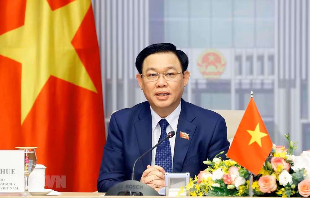 Presidente del Parlamento vietnamita saluda Día Nacional de Rumania ảnh 1