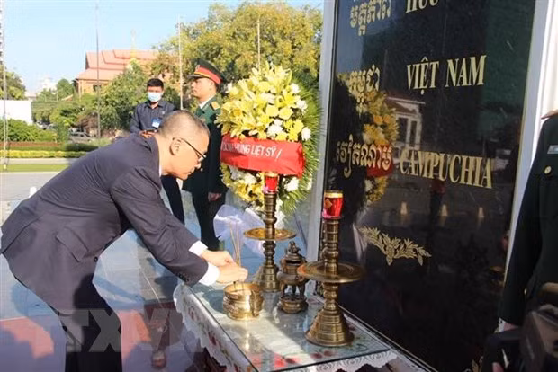 Rinden tributo a soldados vietnamitas caídos en Camboya en ocasión del Día Nacional ảnh 1