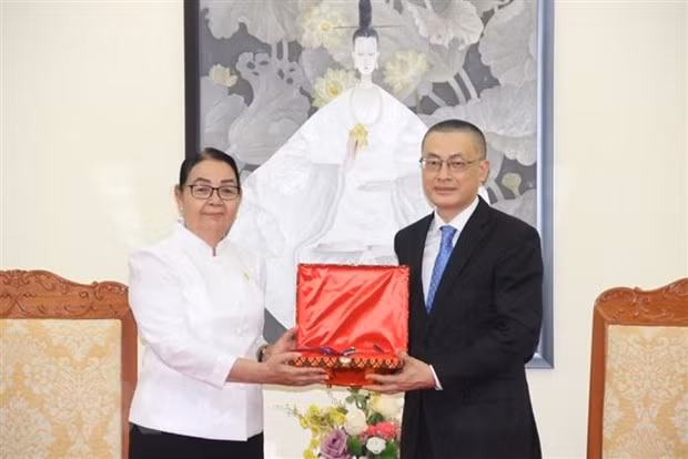 Condecora Camboya a título póstumo a exembajador de Vietnam con alta insignia ảnh 1