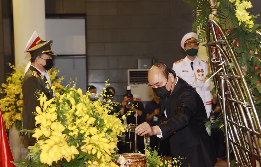 Dirigentes vietnamitas muestran condolencias por deceso del exmáximo dirigente partidista Le Kha Phieu ảnh 1