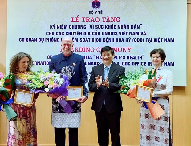 Vietnam entrega medalla conmemorativa a especialistas extranjeros con destacados aportes a la salud ảnh 1