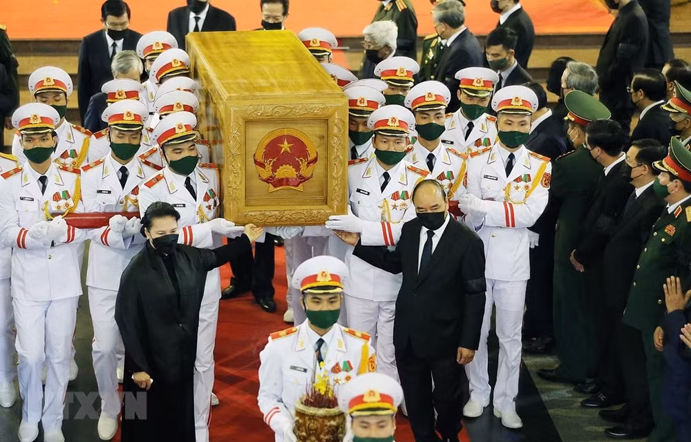 Efectúan homenaje póstumo a Le Kha Phieu, exsecretario general del Partido Comunista de Vietnam ảnh 1