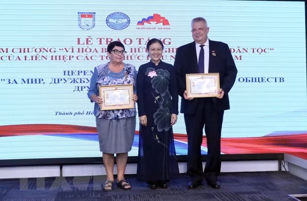 Funcionarios rusos honrados con medalla de amistad de Vietnam ảnh 1