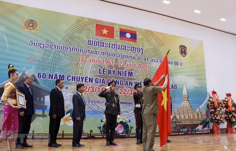 Mitin rememora 60 años del envío de expertos policiales de Vietnam en apoyo a Laos ảnh 1
