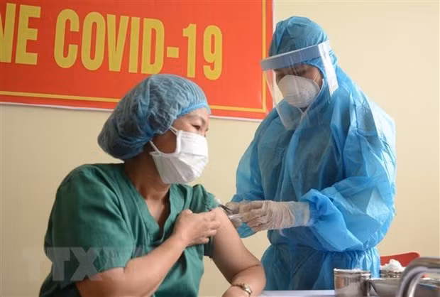 Más de cinco mil personas inyectadas de vacunas contra COVID-19 en Vietnam ảnh 1