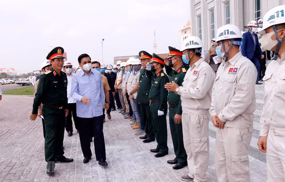 Dirigentes de Laos destacan calidad de sede parlamentaria obsequiada por Vietnam ảnh 1