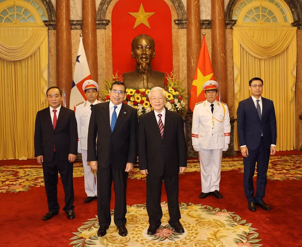 Recibe máximo dirigente de Vietnam a embajadores de Panamá, Singapur e Indonesia ảnh 1