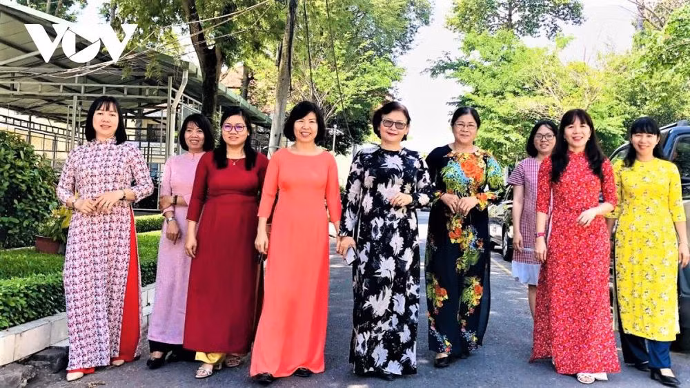 Mujeres de Ciudad Ho Chi Minh presumen túnica tradicional en oficinas de trabajo ảnh 1