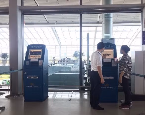 Vietnam Airlines lanza servicio de check-in en quiosco en el aeropuerto de Cat Bi ảnh 1