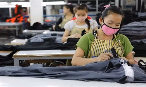 Laos refuerza gestión de trabajadores extranjeros ilegales ảnh 1