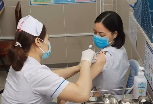 Vietnam continúa la vacunación masiva contra COVID-19 ảnh 1