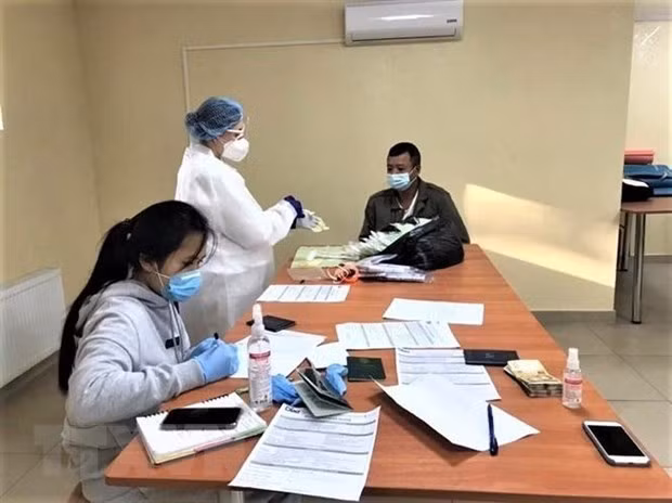 COVID-19: Vietnamitas en Ucrania demuestran solidaridad y apoyo mutuo ảnh 1