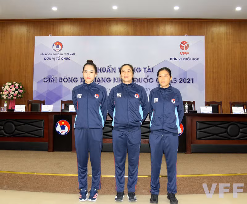 Participarán por primera vez tres árbitras vietnamitas en torneo de fútbol profesional ảnh 1