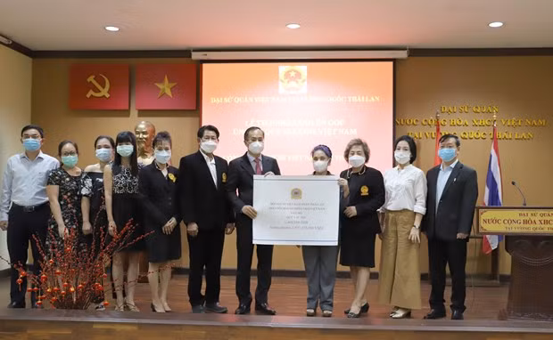 Vietnamitas en Tailandia apoyan Fondo nacional de vacunas contra el COVID-19 ảnh 1