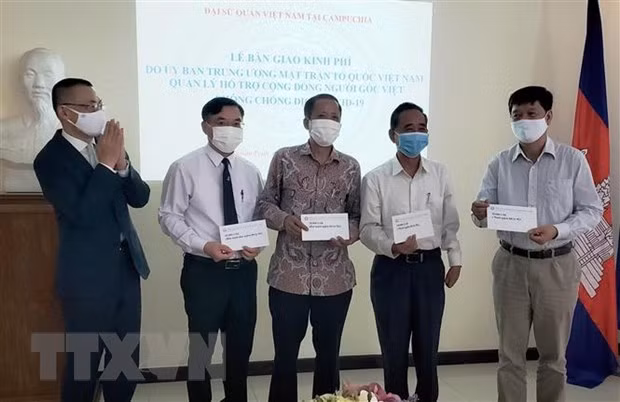 Vietnam continúa apoyo a connacionales afectados por COVID-19 en Camboya ảnh 1