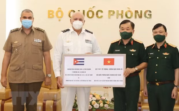 Ministerio de Defensa de Vietnam asiste a Cuba en lucha antipandémica ảnh 1