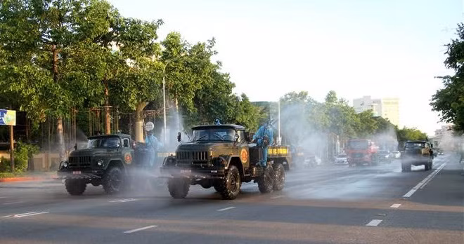 Primer ministro de Vietnam urge a fortalecer control de COVID-19 ảnh 1