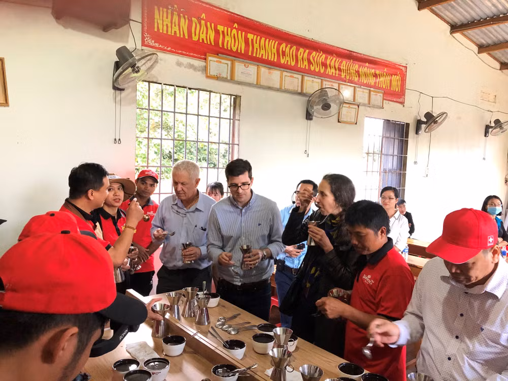 Destaca embajador suizo lazos de amistad y cooperación con Vietnam ảnh 3